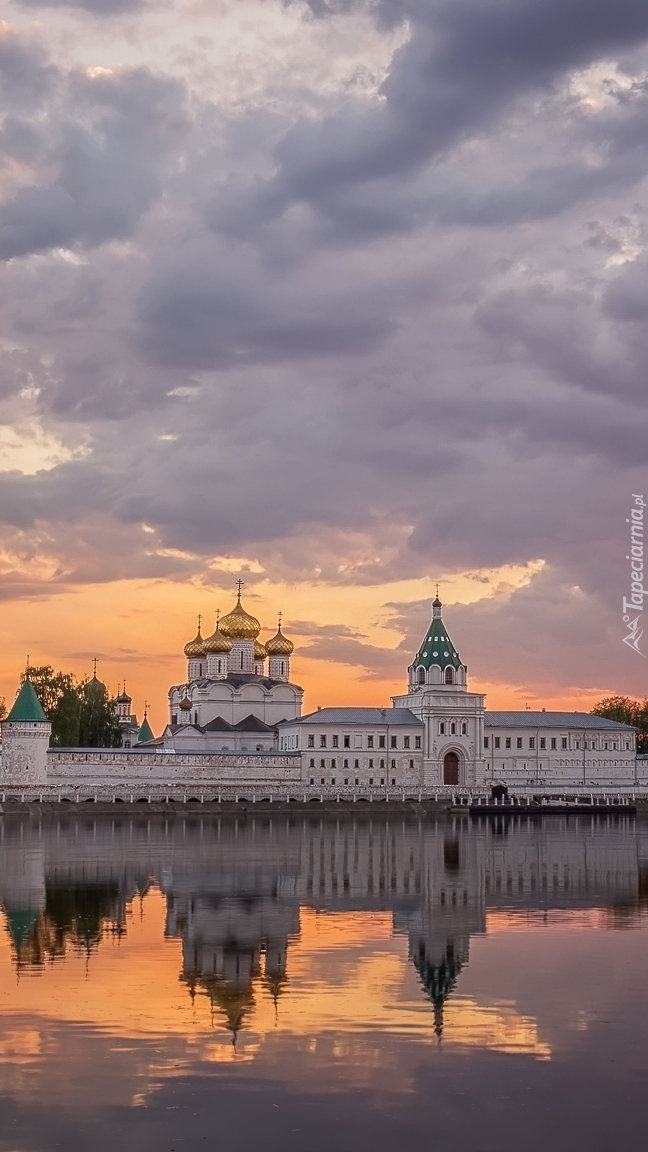 Monaster Ipatiewski nad rzeką Kostroma