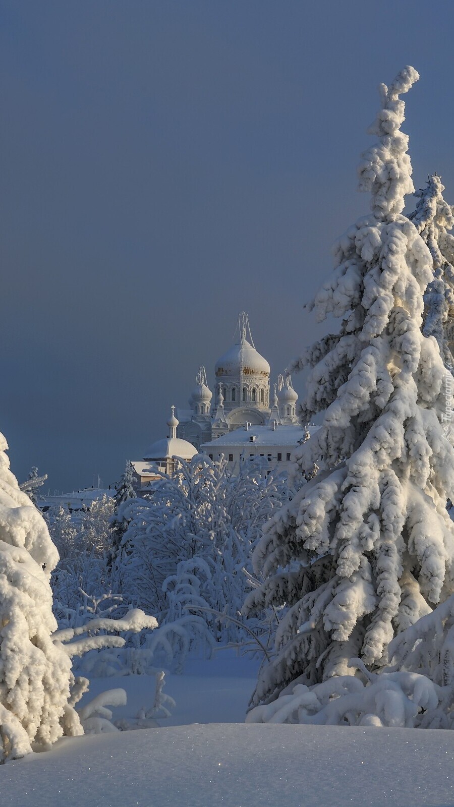 Monaster św Mikołaja w zimowej scenerii