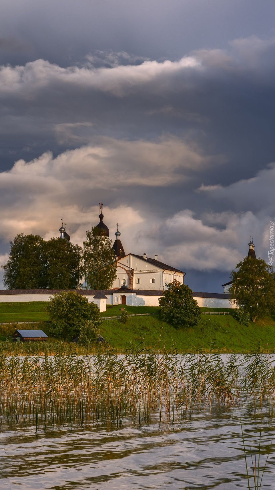 Monaster Terapontowski nad jeziorem