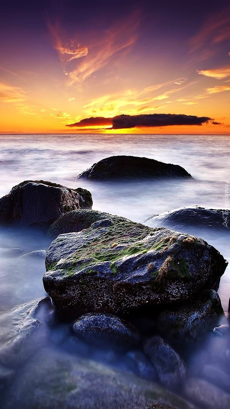 Morskie kamienie w blasku zachodzącego słońca