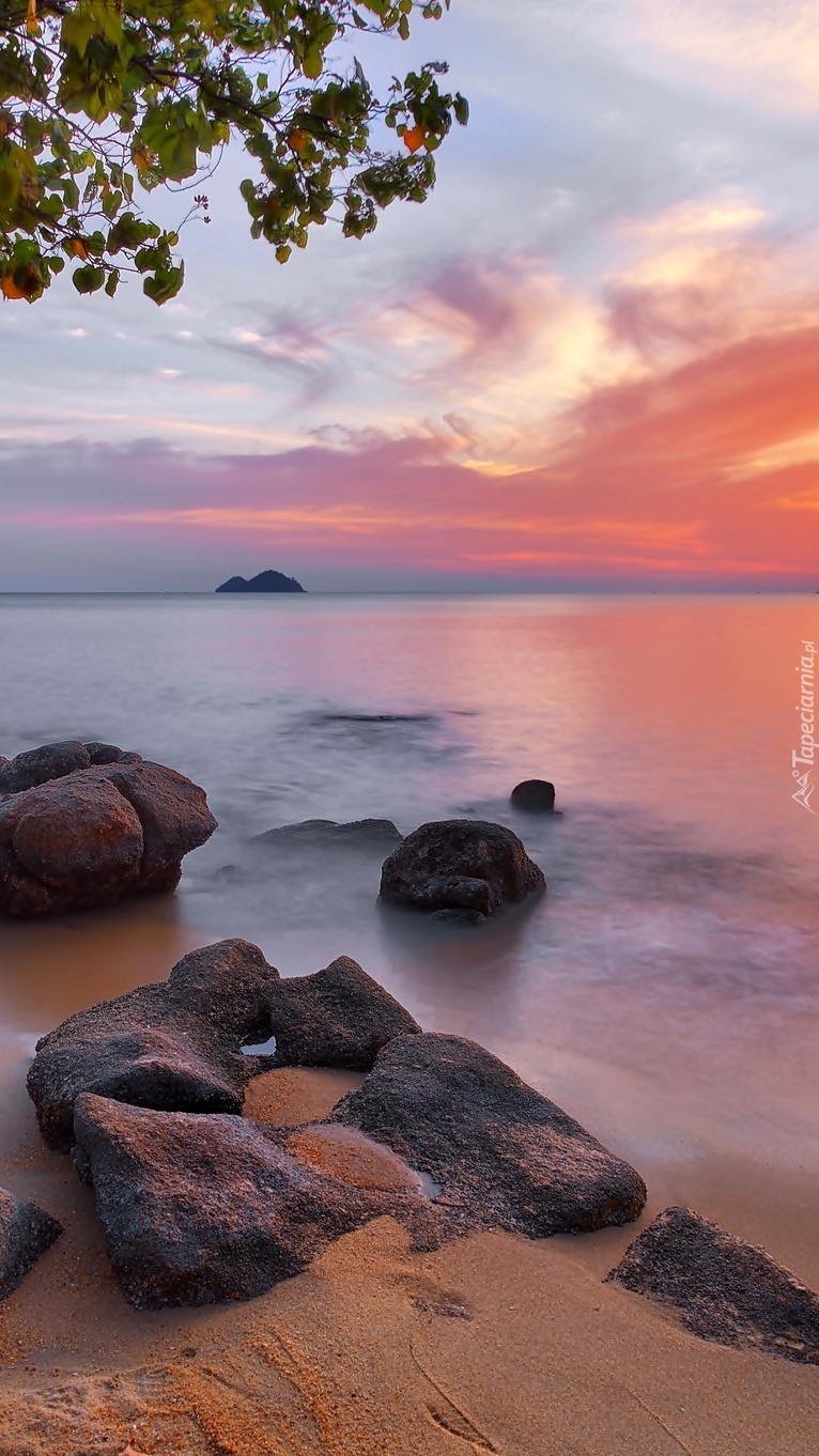Morskie skalne wybrzeże o zachodzie słońca