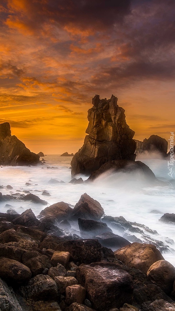 Morskie skały o zachodzie słońca