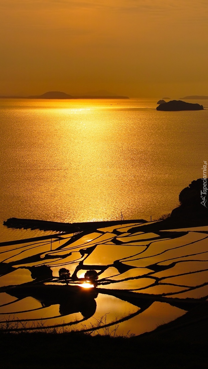 Morskie wyspy o zachodzie słońca