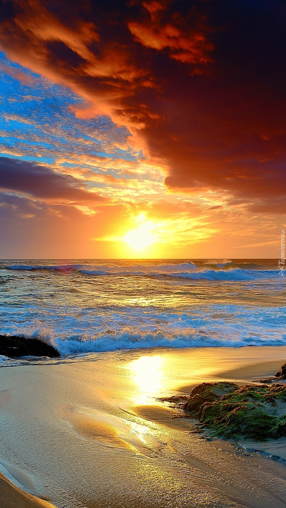 Morze i plaża w promieniach słońca