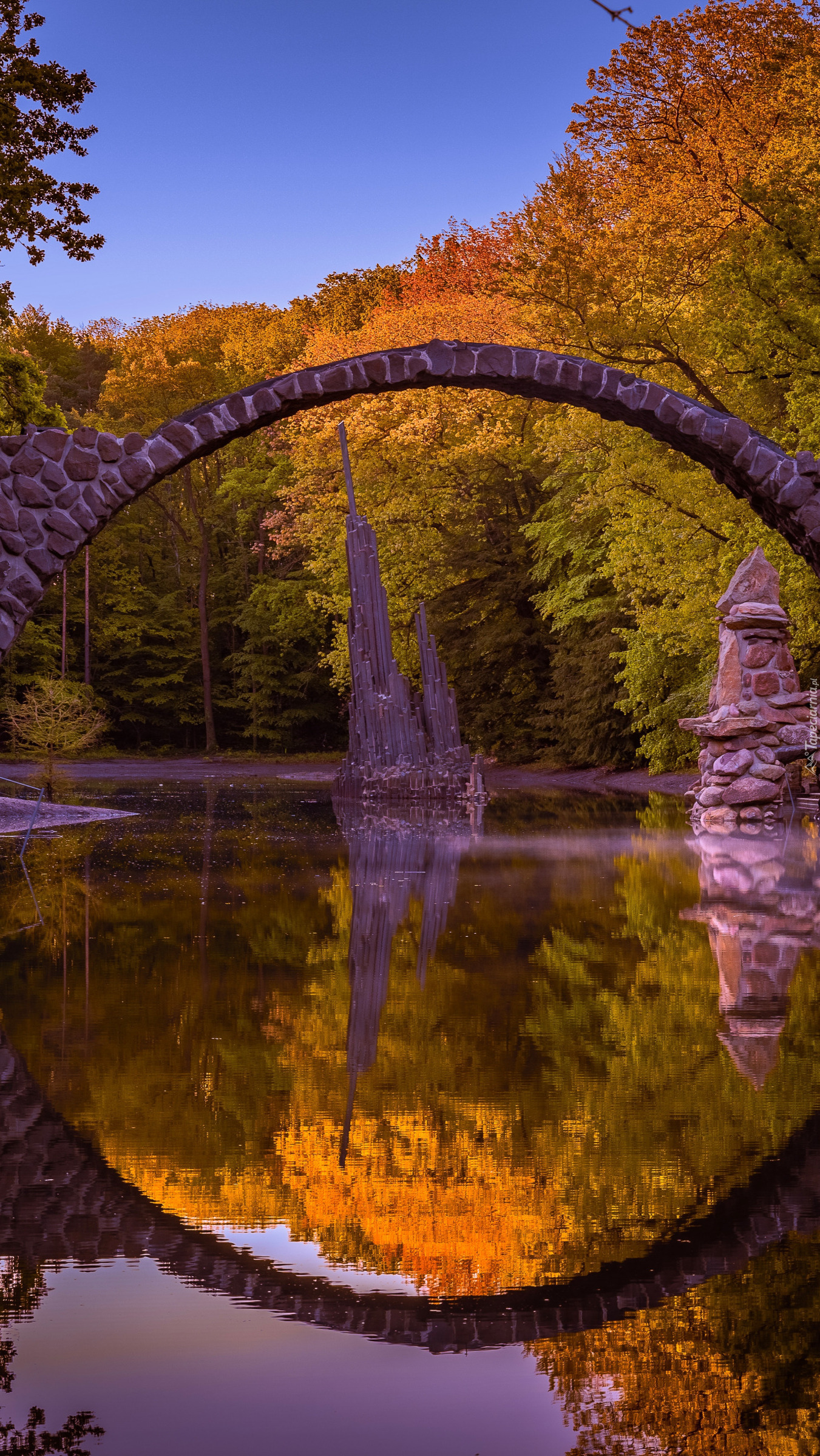 Most Devils Bridge nad jeziorem Rakotz Lake