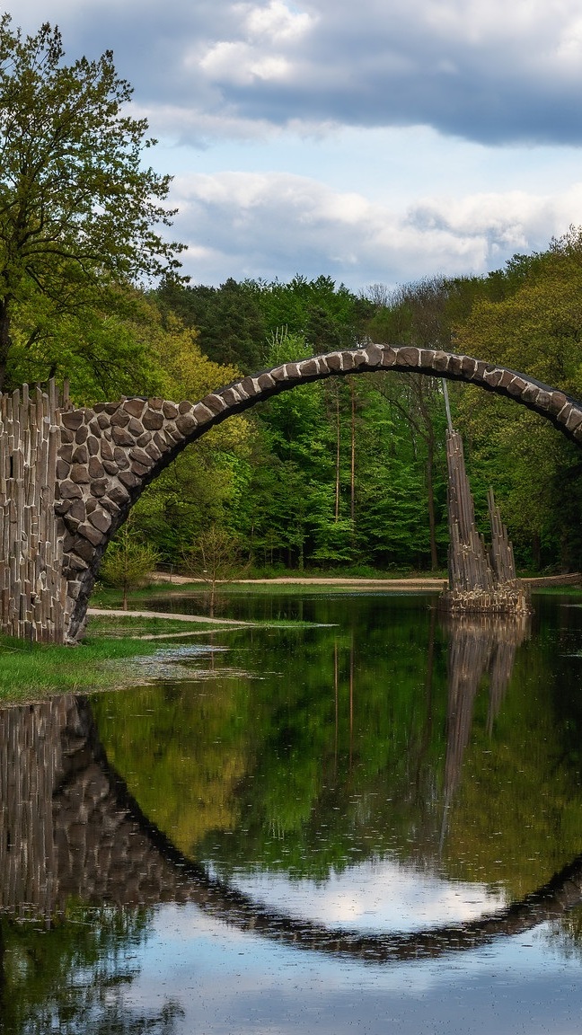 Most Diabła nad jeziorem Rakotz w Kromlau