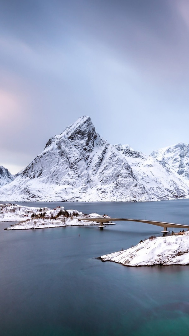 Most Fredvang Bridges i góry Mount Olstind