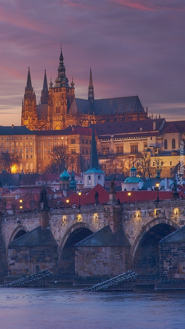 Most Karola i zamek na Hradczanach w Pradze