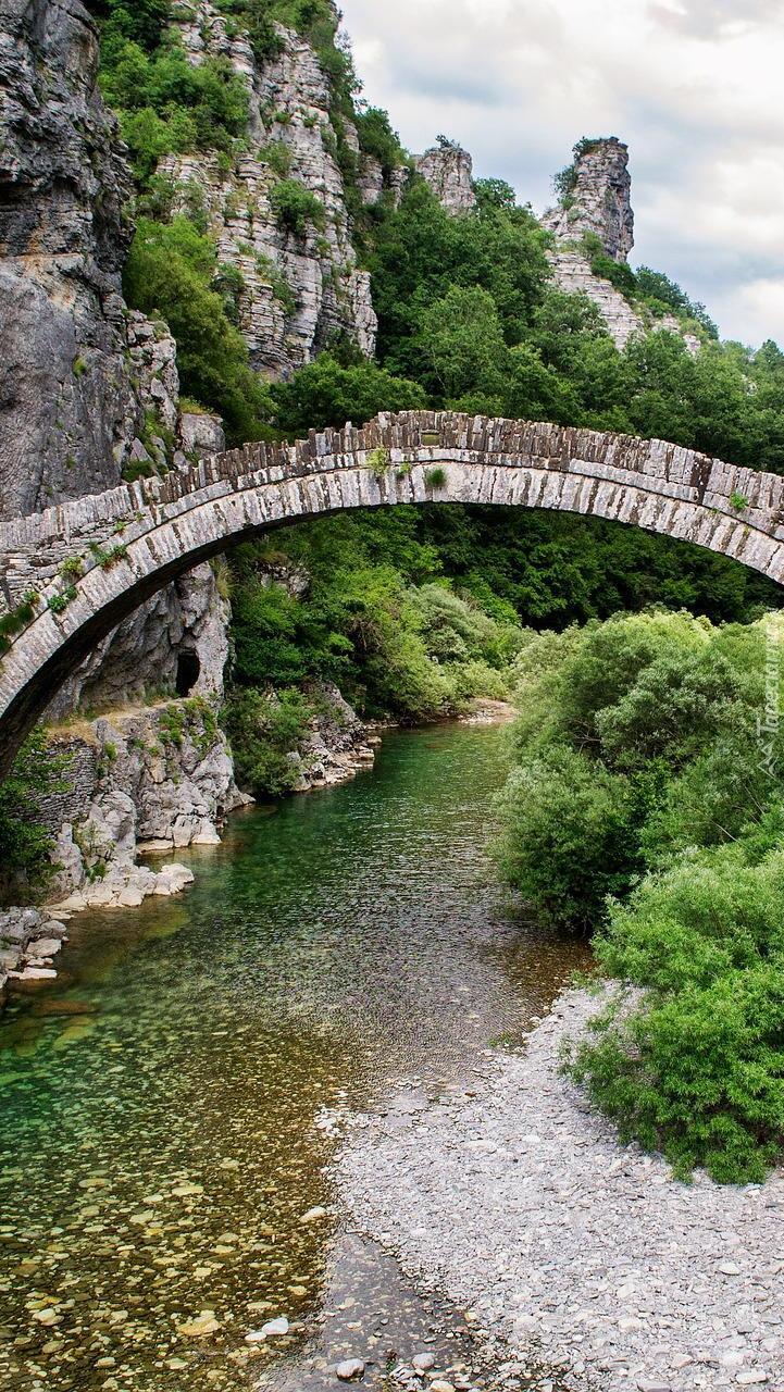 Most Kokkorou ancient stone bridge nad rzeką Voidomatis
