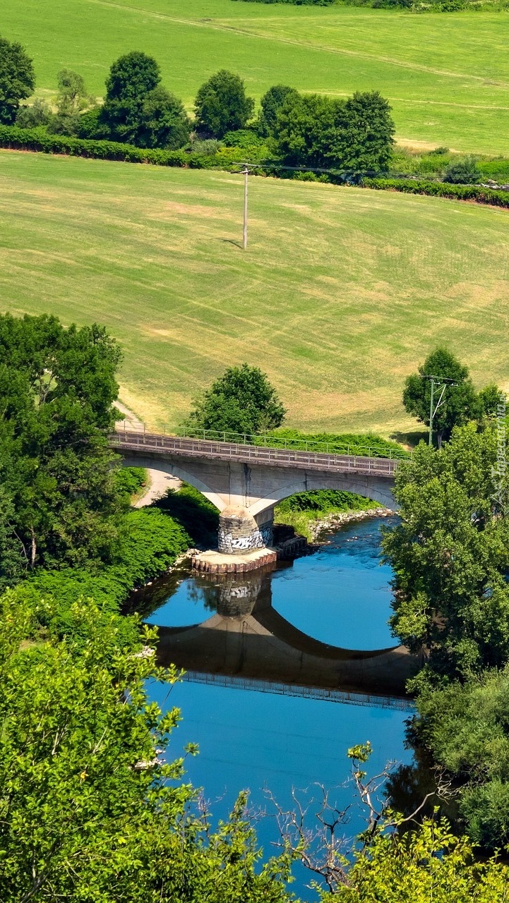 Most kolejowy nad rzeką