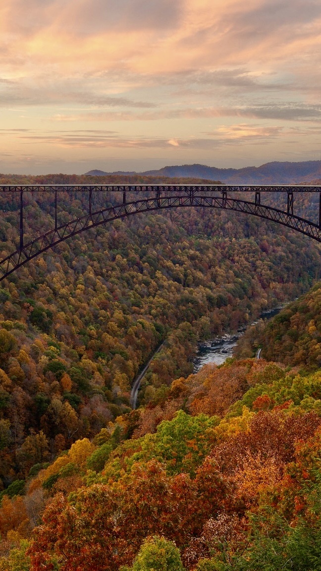 Most łukowy nad rzeką w wąwozie