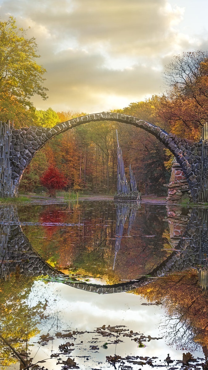 Most na jeziorze Rakotz w Parku Rododendronów Kromlau
