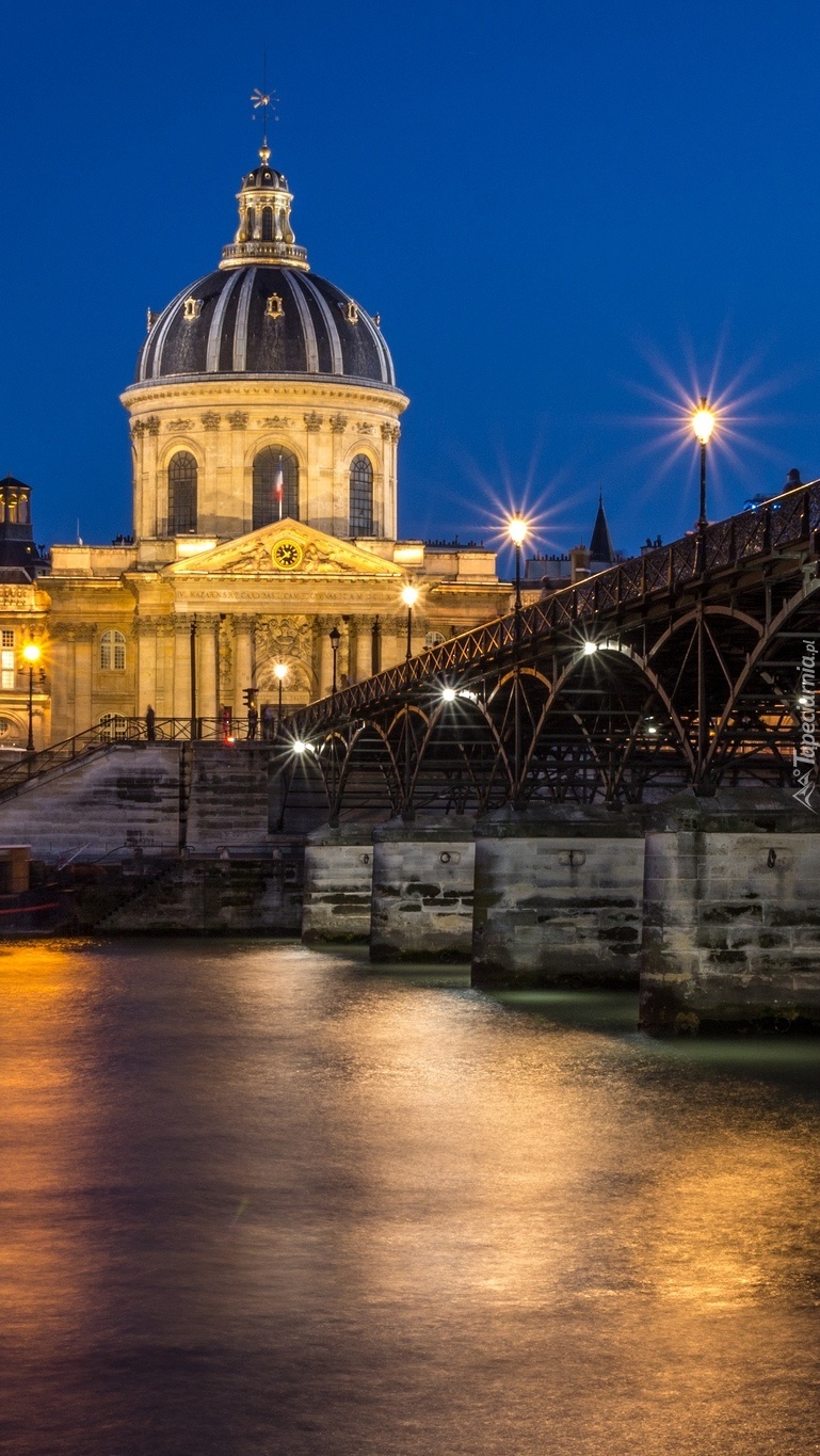 Most na rzece w Paryżu