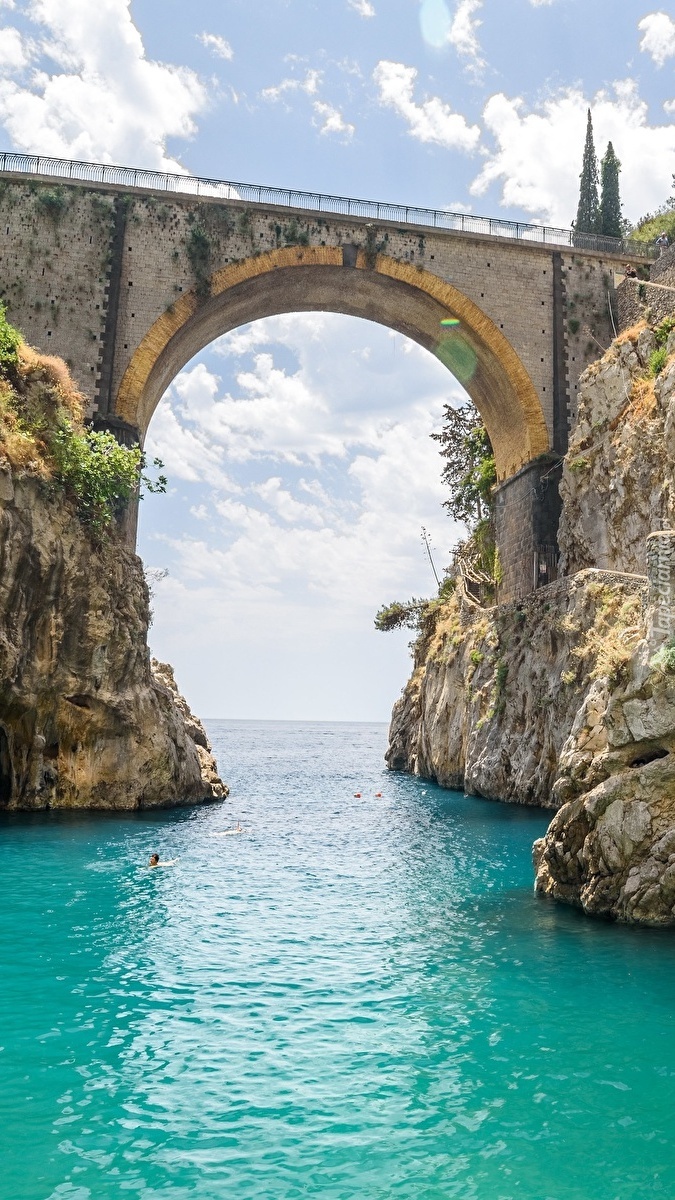 Most na skałach nad rzeką we Włoszech