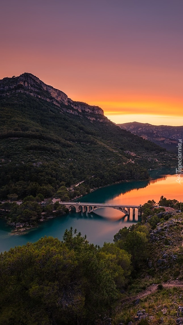 Most nad jeziorem Ulldecona w Hiszpanii