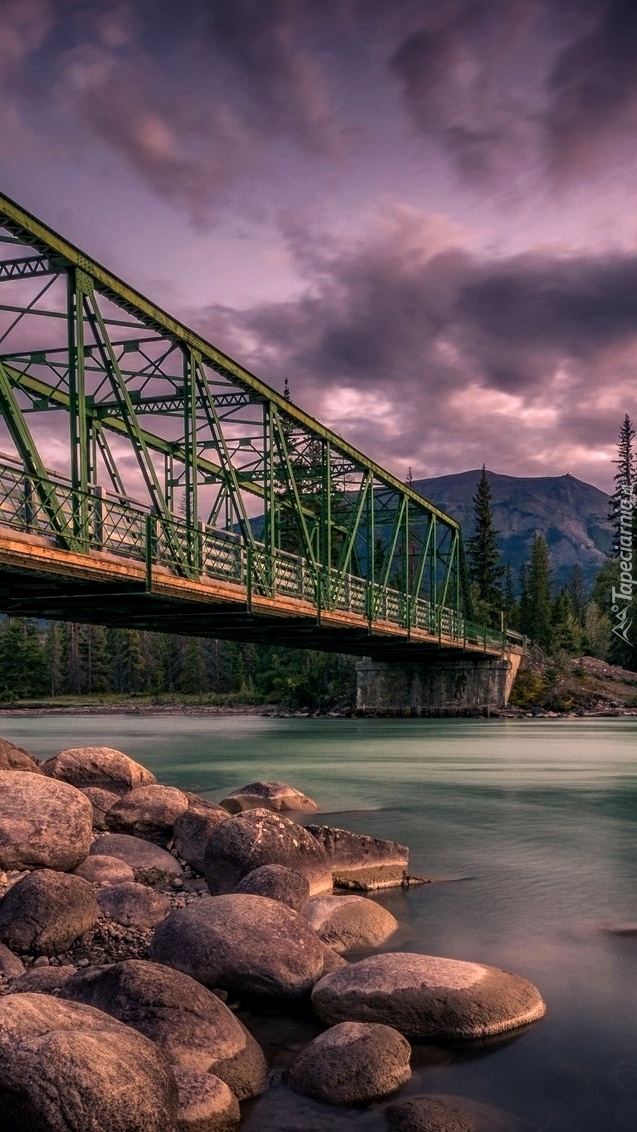 Most nad kamienistą rzeką w górach