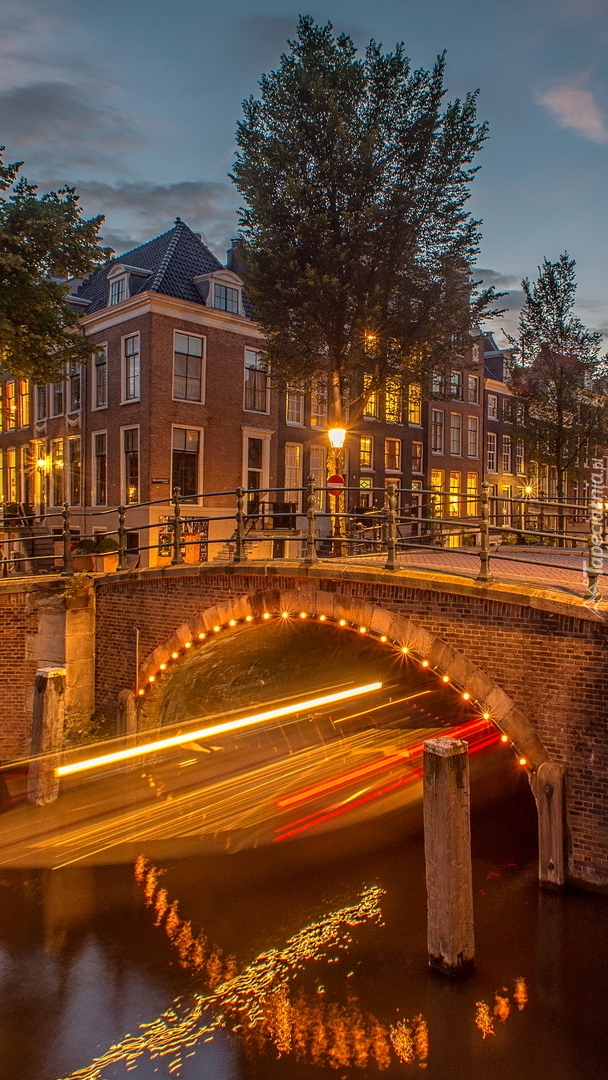 Most nad kanałem w Amsterdamie