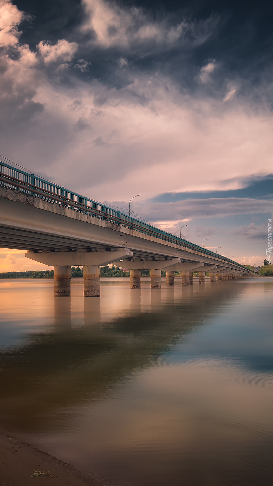 Most nad rzeką