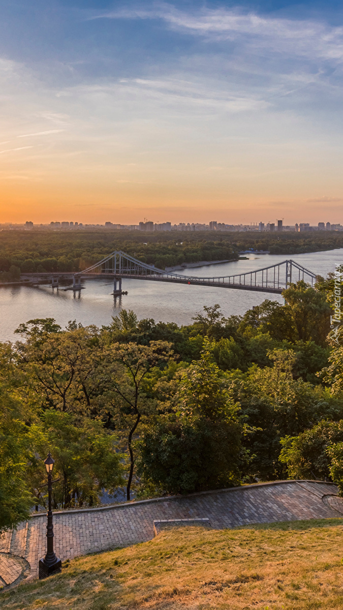 Most nad rzeką Dniepr w Kijowie
