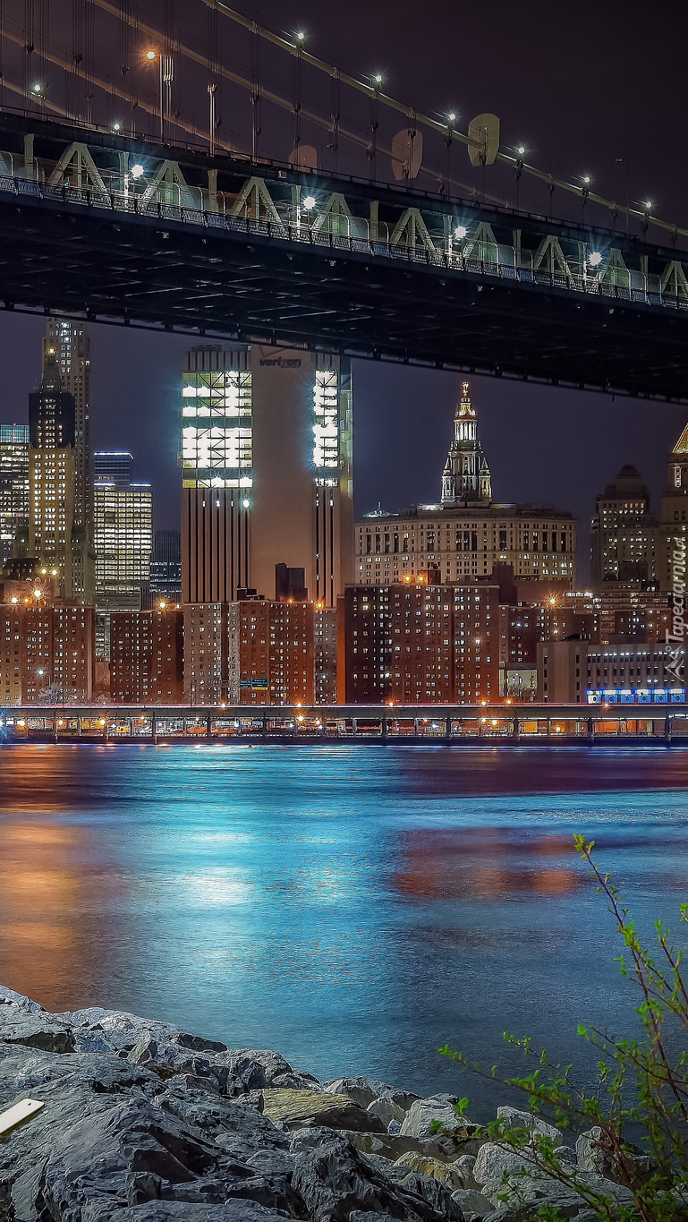 Most nad rzeką East River nocą