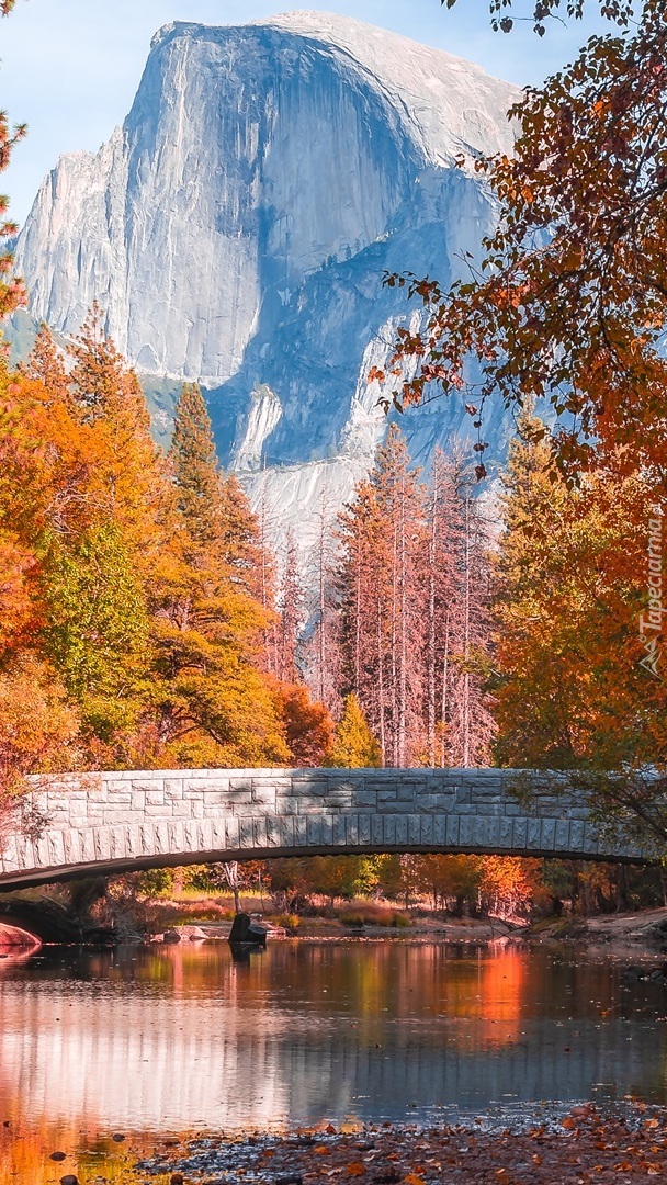 Most nad rzeką na tle góry Half Dome