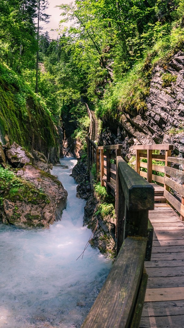 Most nad rzeką w wąwozie Wimbachklamm