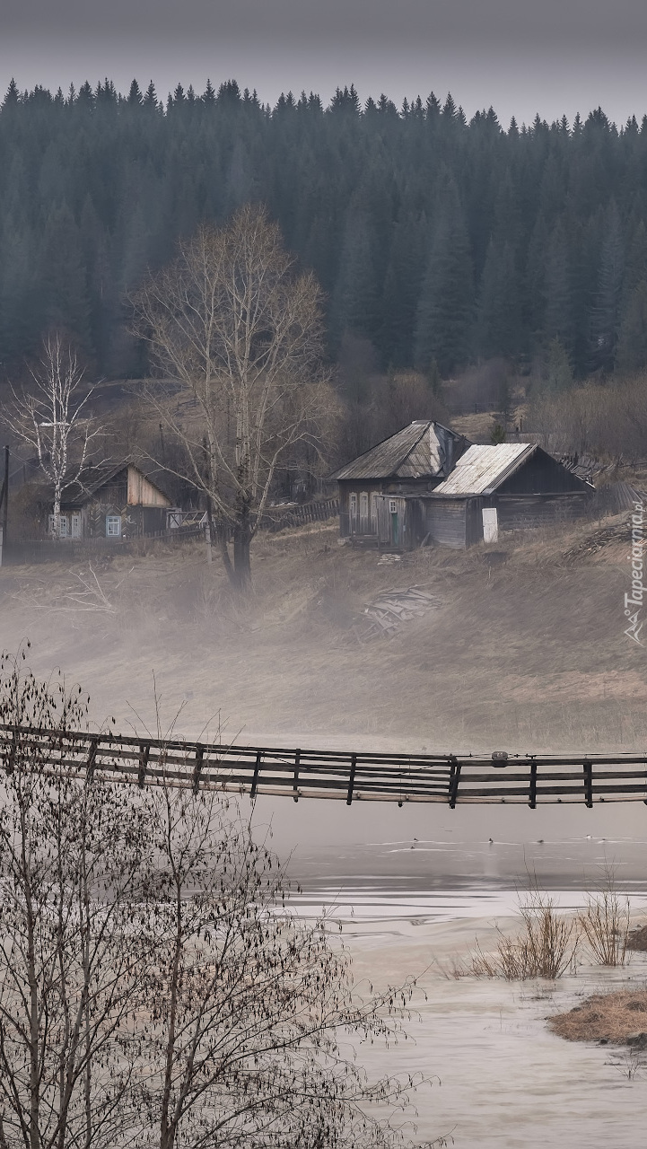 Most nad rzeką w wiosce