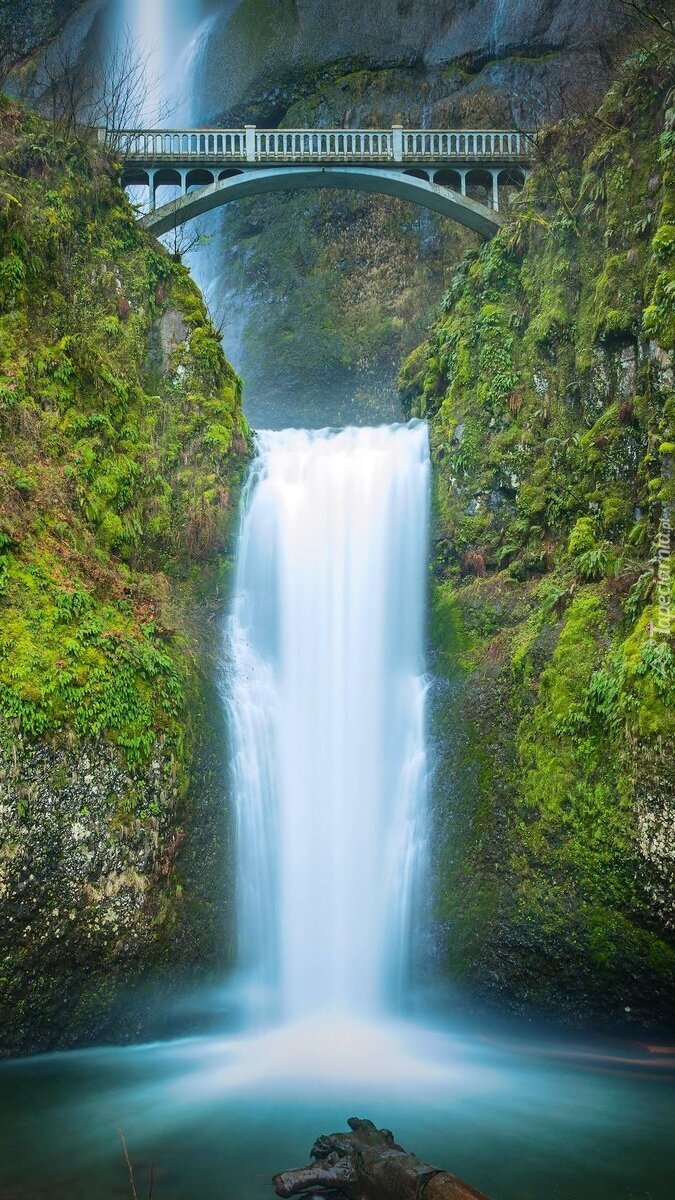 Most nad skałami i wodospadem Multnomah Falls