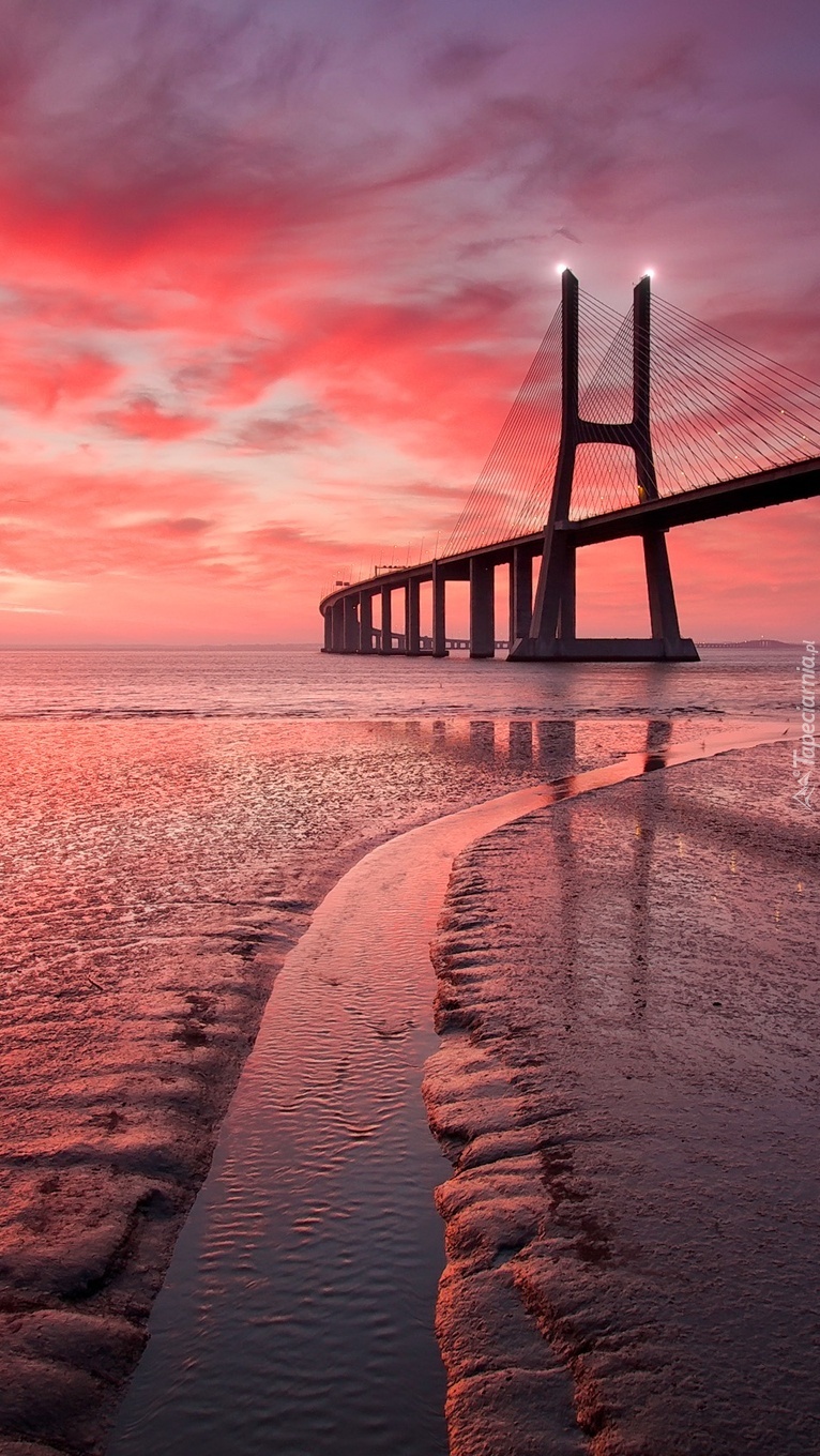 Most pod czerwonym niebem