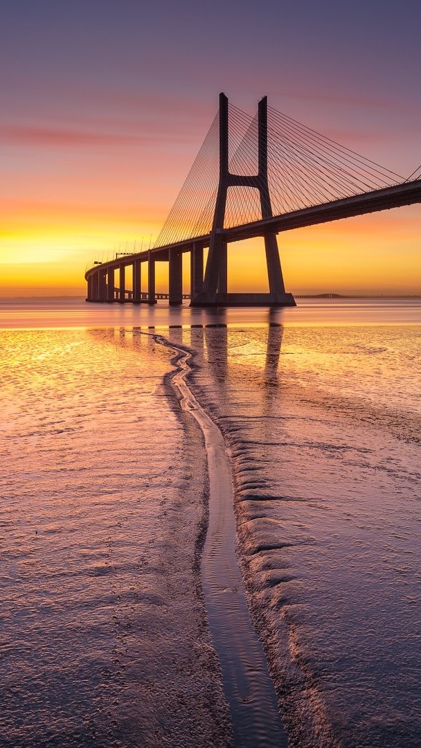 Most Vasco da Gama o zachodzie słońca