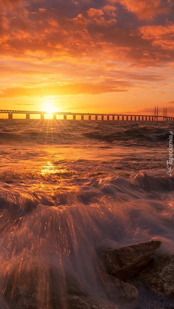 Most w blasku wschodzącego słońca