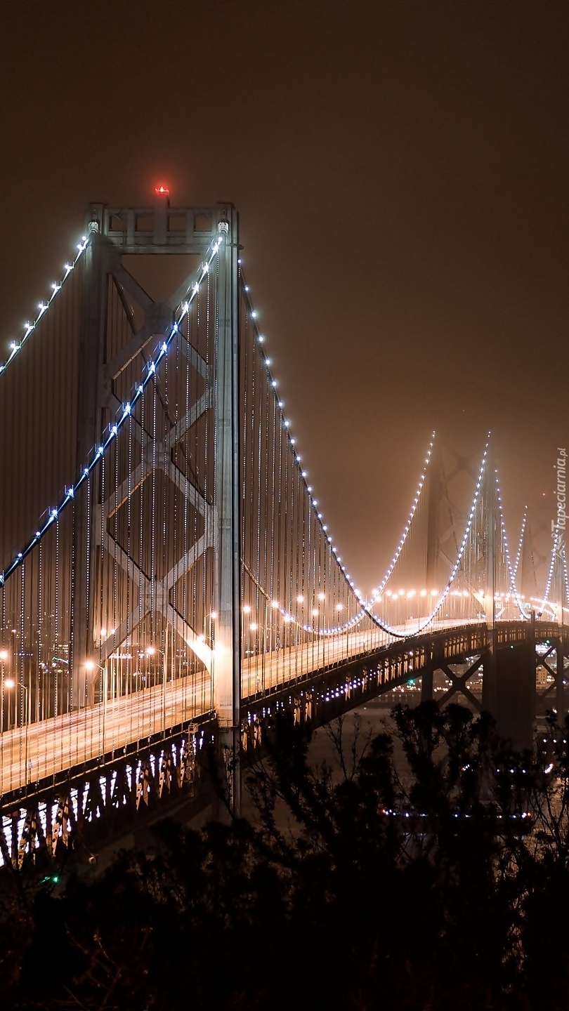 Most w mieście nocą