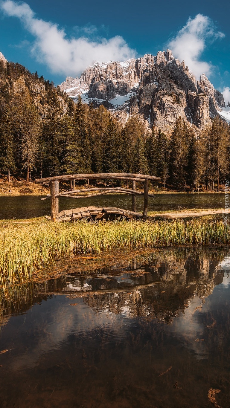 Mostek nad jeziorem Antorno Lake