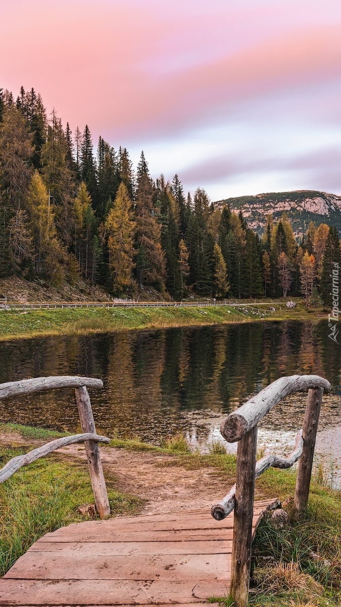 Mostek nad jeziorem Antorno Lake