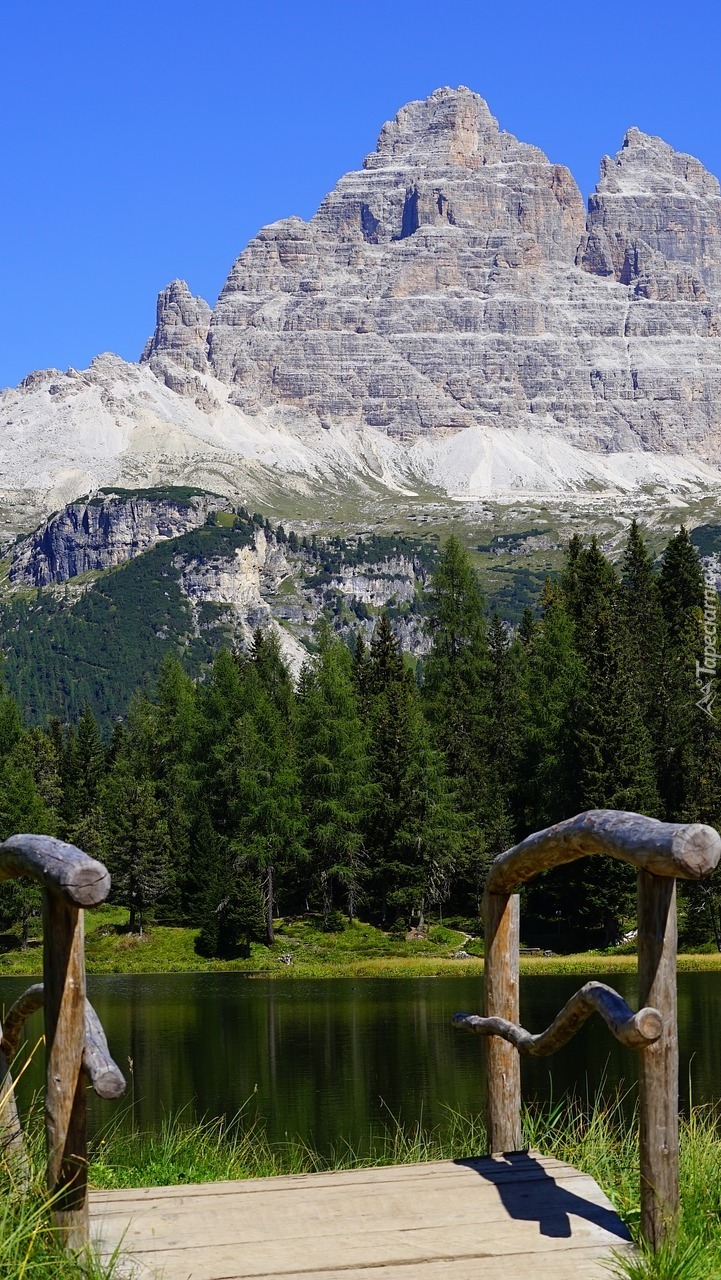 Mostek nad jeziorem Antorno Lake