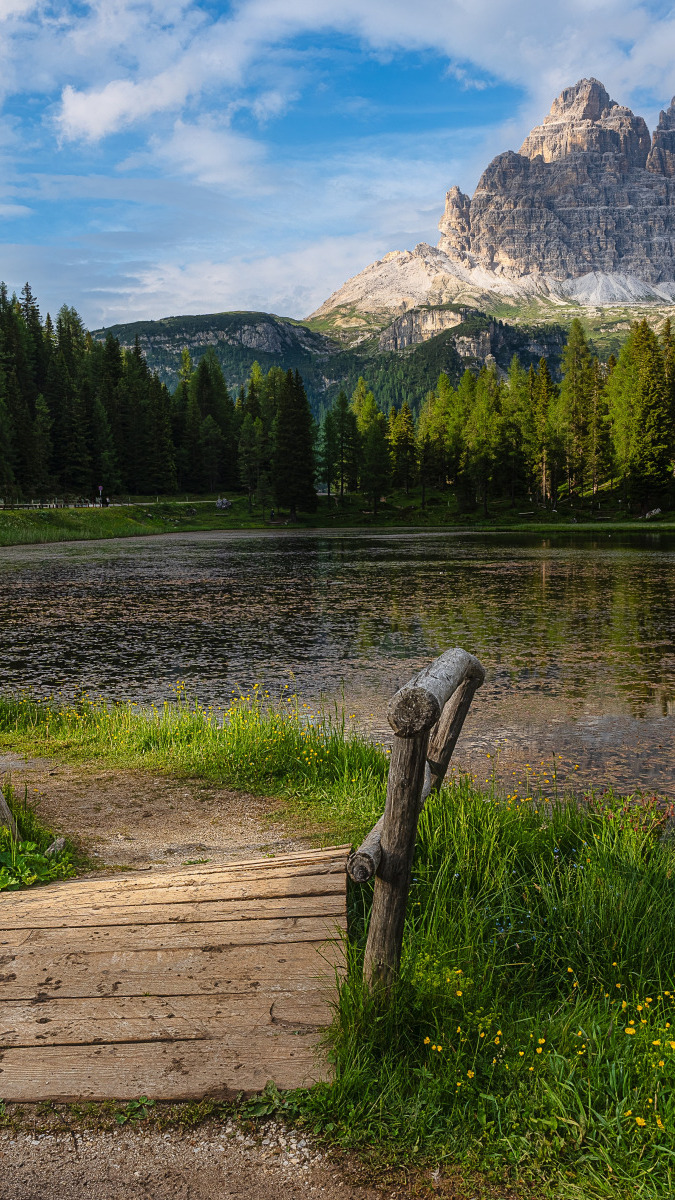 Mostek nad jeziorem Antorno Lake w Dolomitach