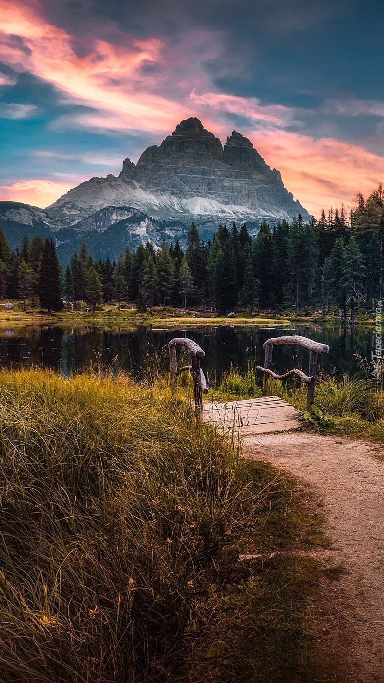 Mostek nad jeziorem Antorno Lake w Dolomitach