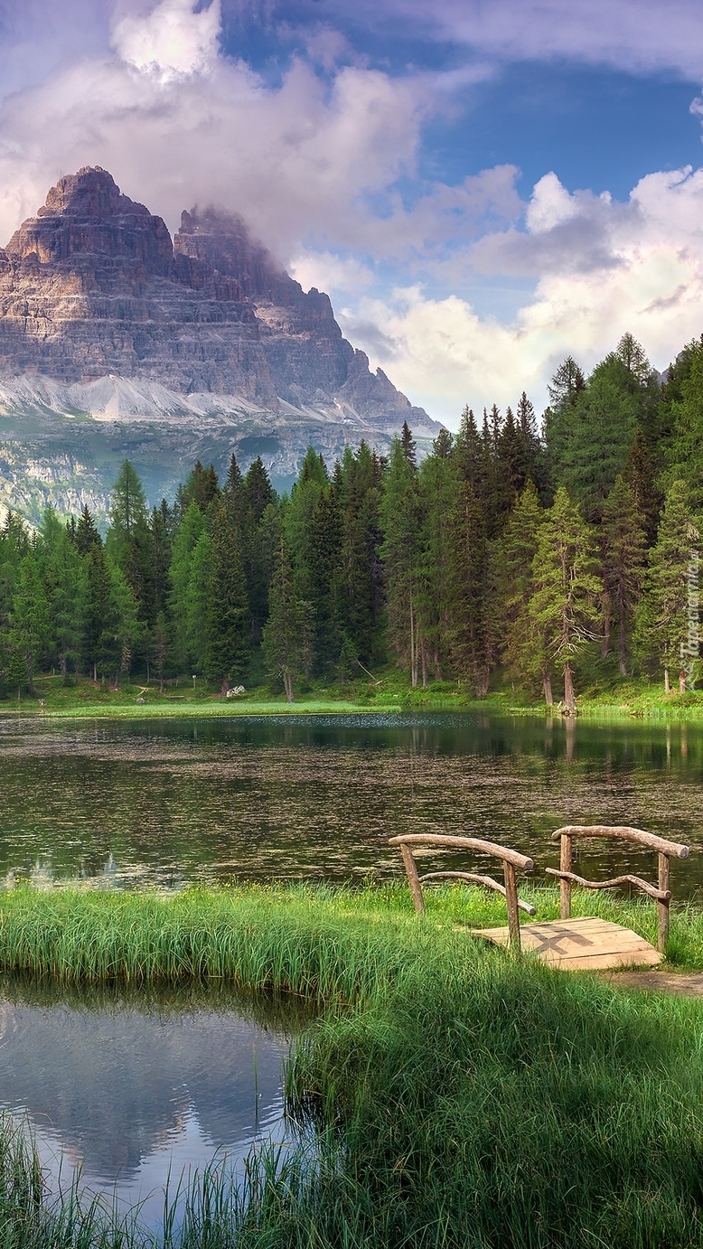 Mostek nad jeziorem Antorno Lake