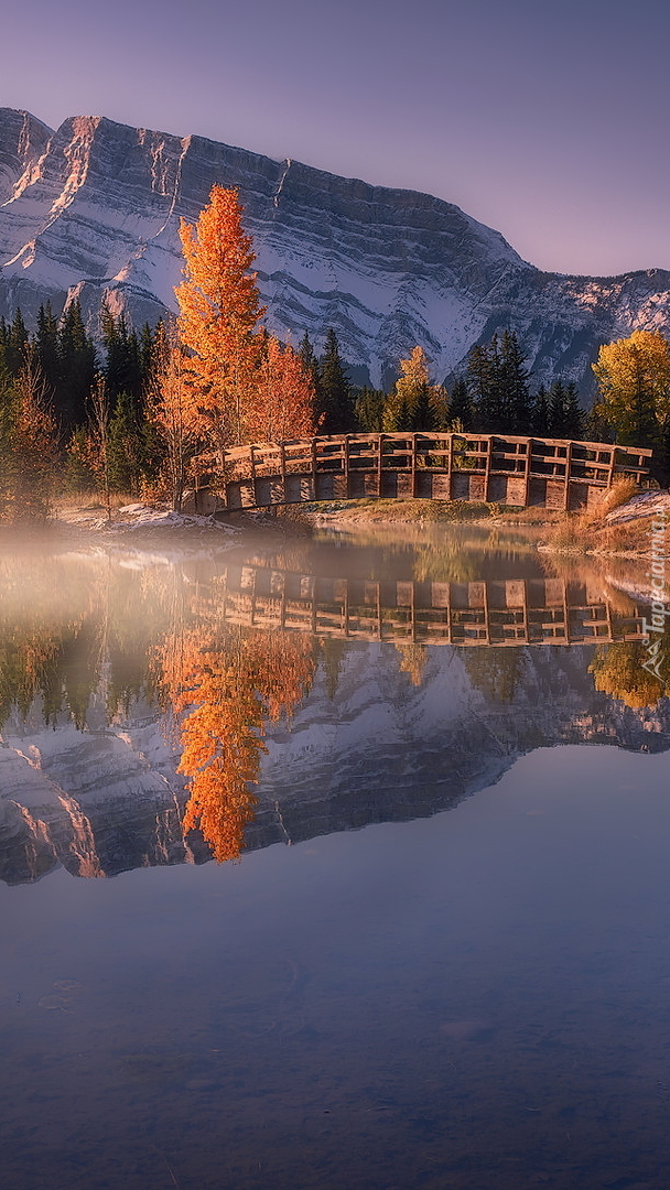 Mostek nad jeziorem Two Jack Lake