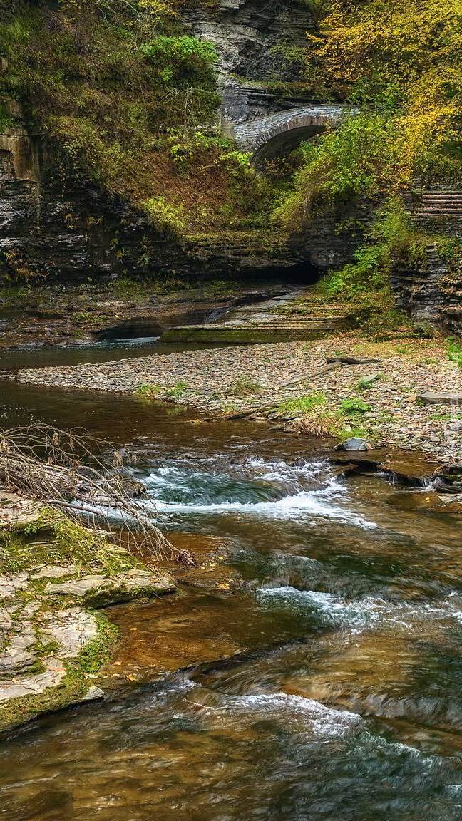 Mostek nad kamienistą rzeką