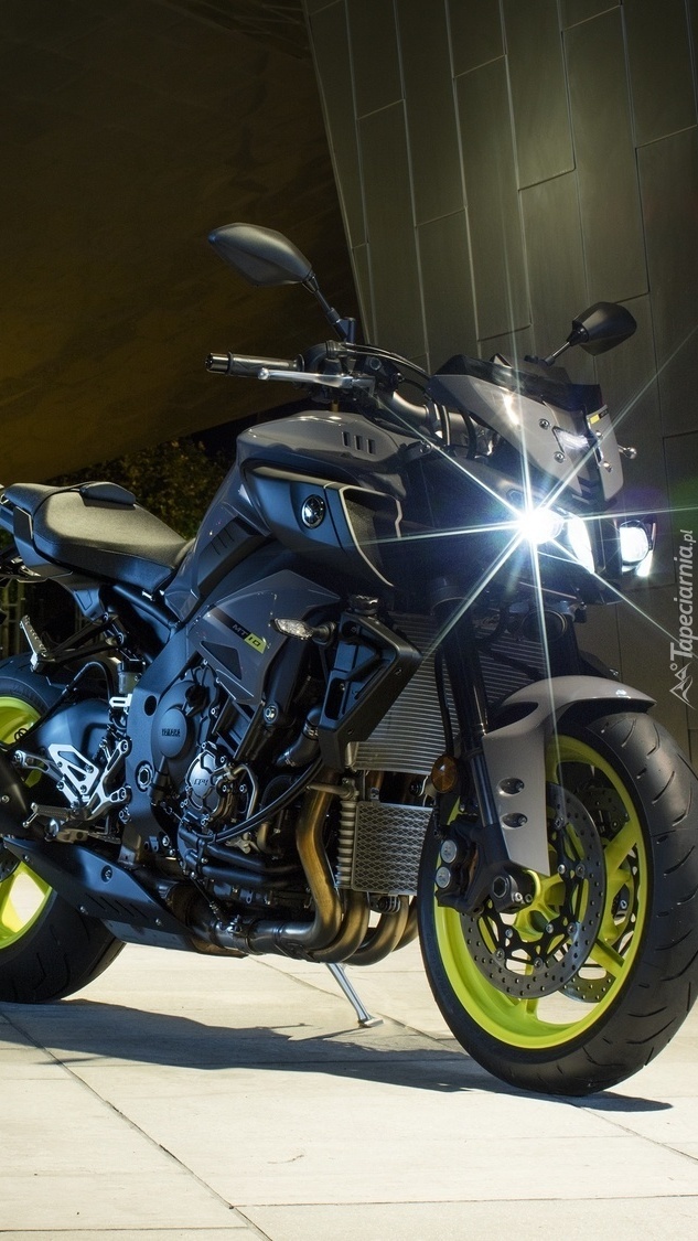 Motocykl z włączonym światłem