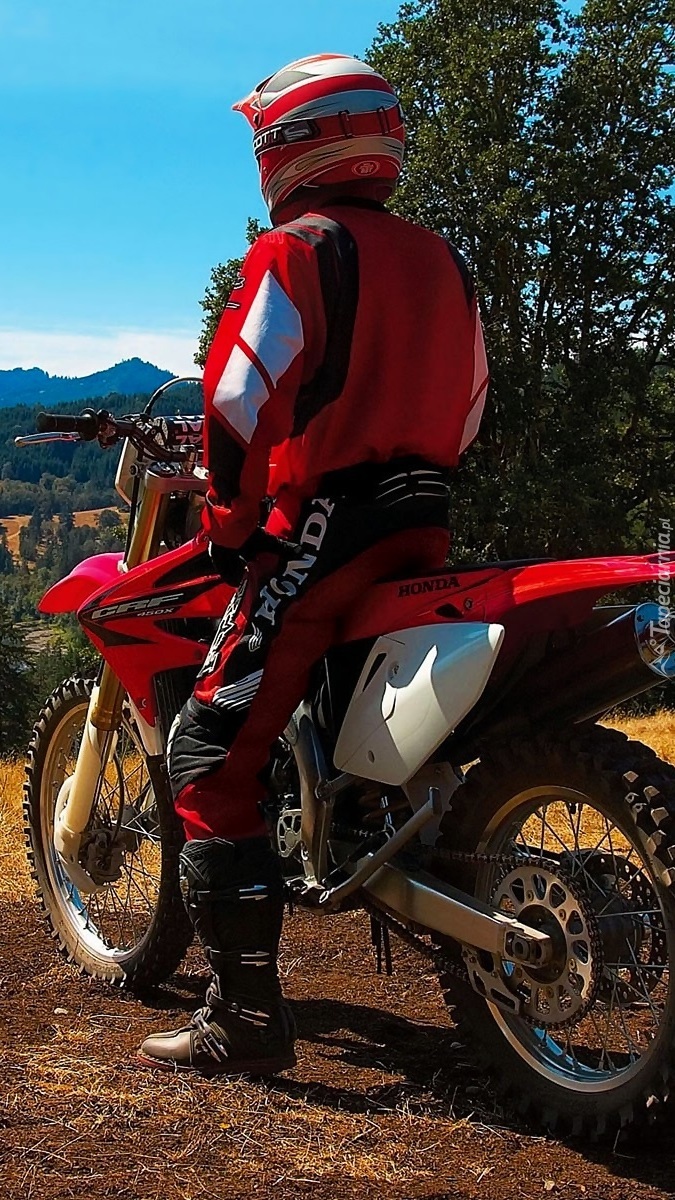 Motocyklista na motorze