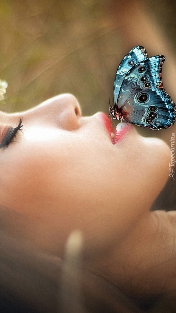 Motyl na ustach kobiety