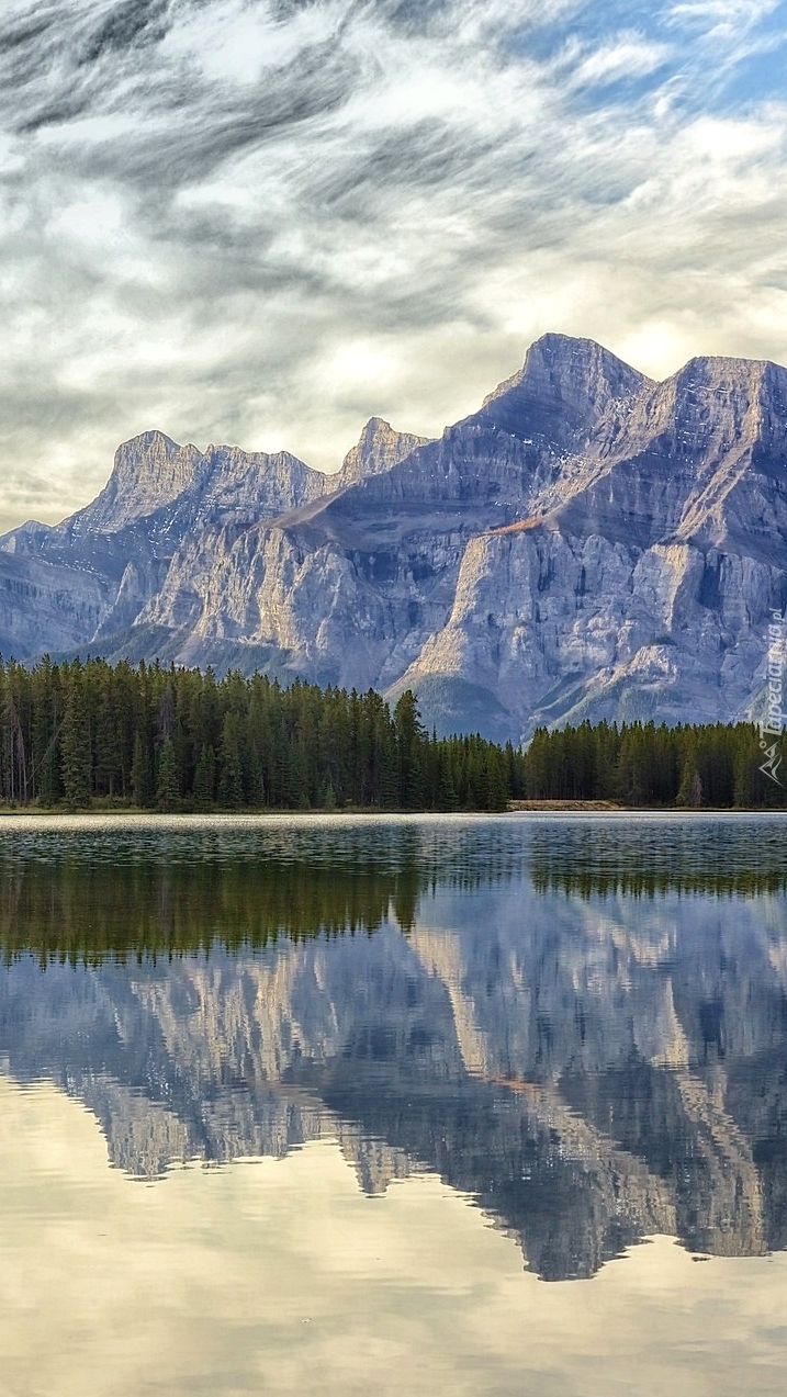 Mount Rundle na jeziorem Two Jack Lake