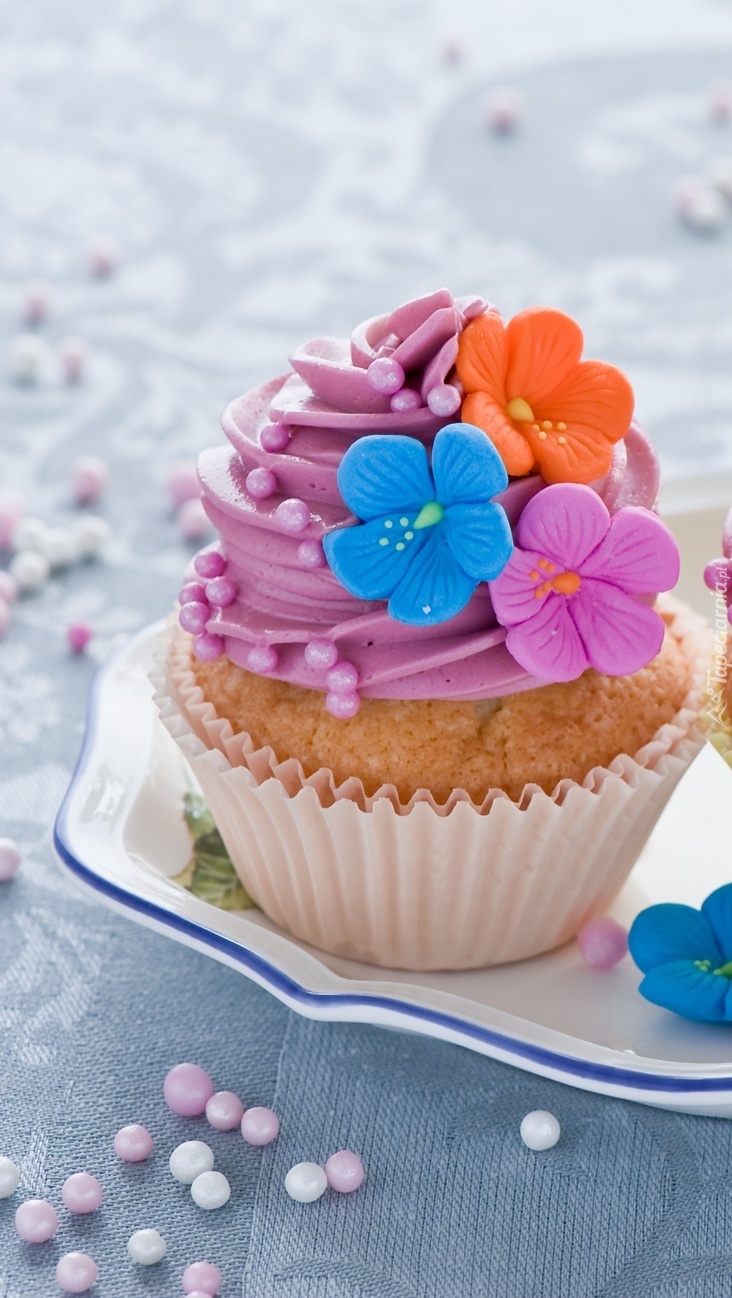 Muffinki z kremem i dekoracyjnymi kwiatkami