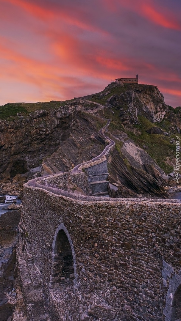 Mur na wyspie Gaztelugatxe w Hiszpanii