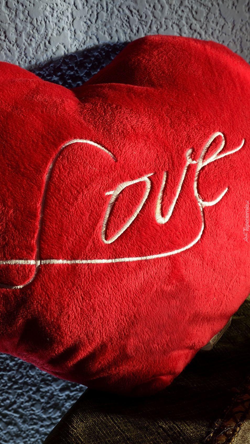 Napis Love na pluszowym sercu
