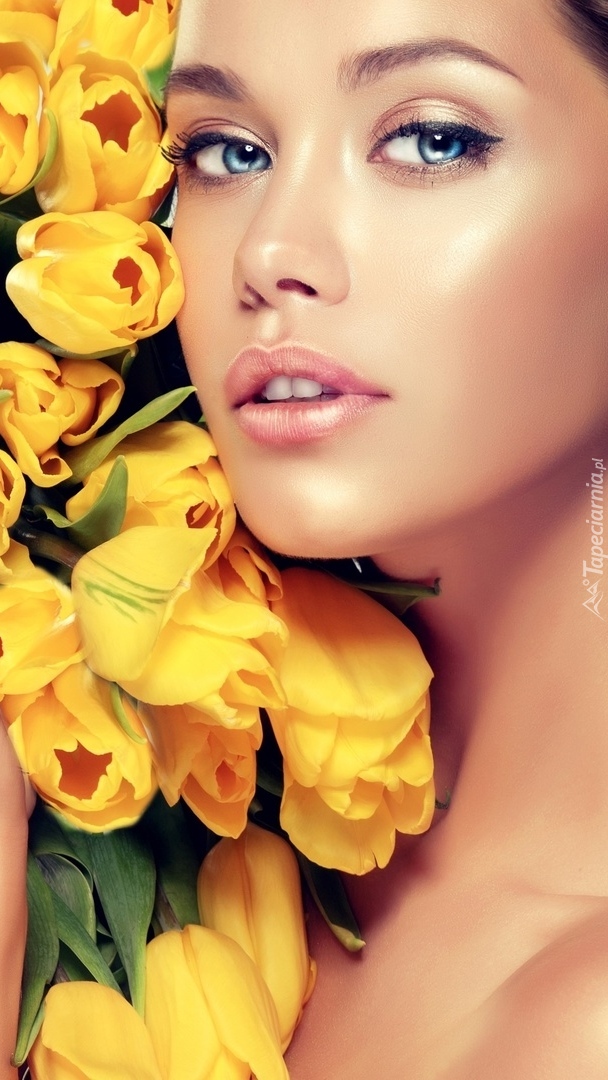Niebieskooka dziewczyna z żółtymi tulipanami