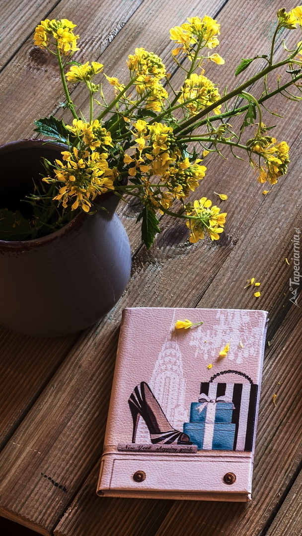 Notes obok żółtych kwiatków