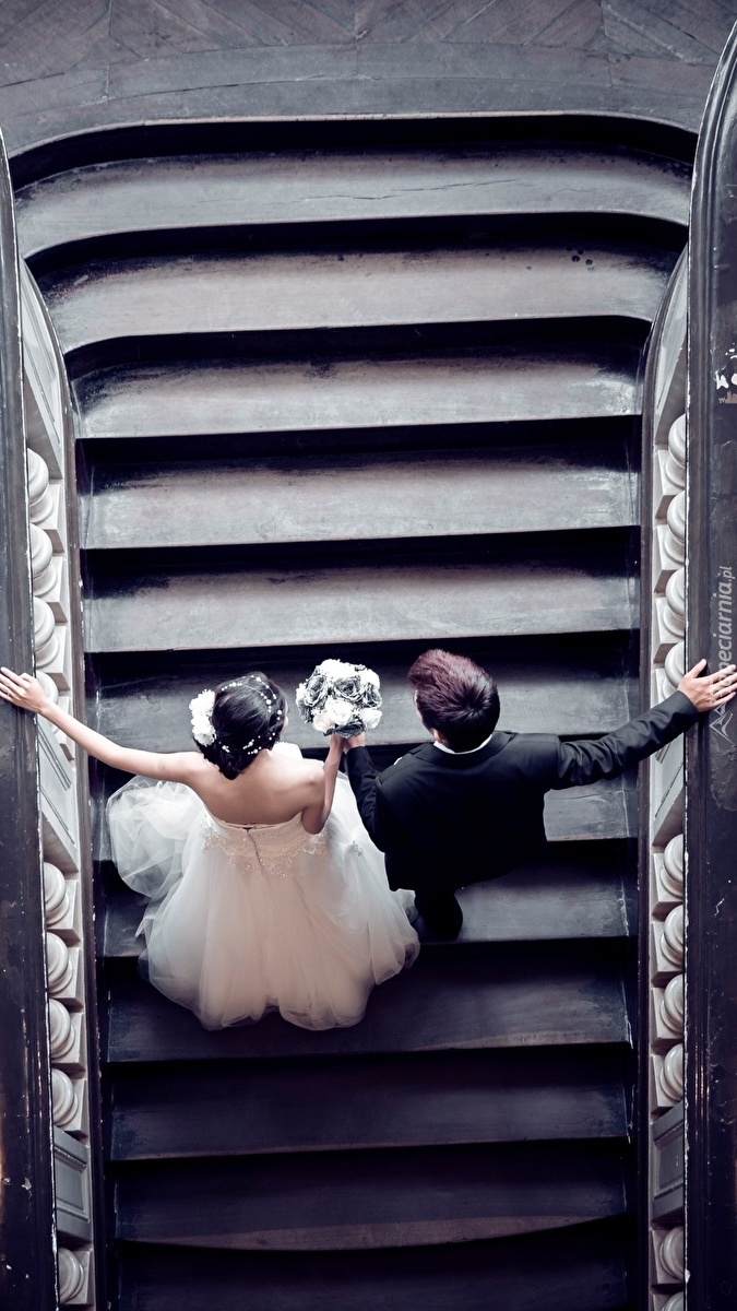 Nowożeńcy na schodach